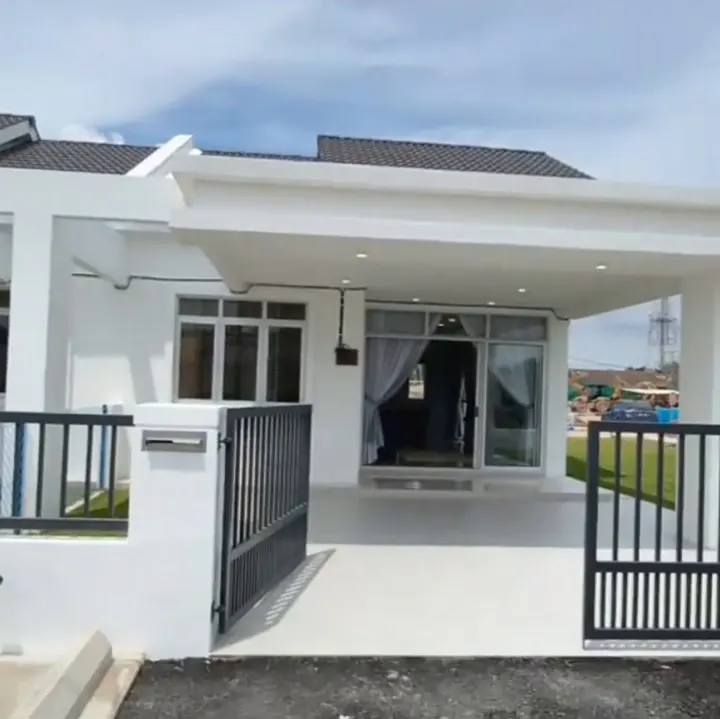 Fasad rumah contoh Lumina Bedong dengan pagar dan anjung kereta